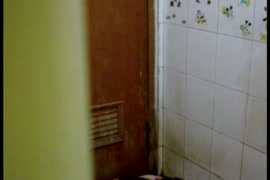 فتاة مثيرة الساخنة تلعب مع نفسها في الحمام.