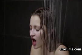الجنس العاطفي مع صديقتي بعد الاستحمام.